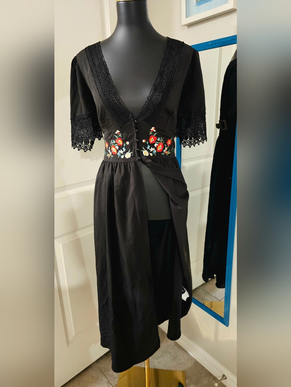 Women's Black Embroidered Floral Duster